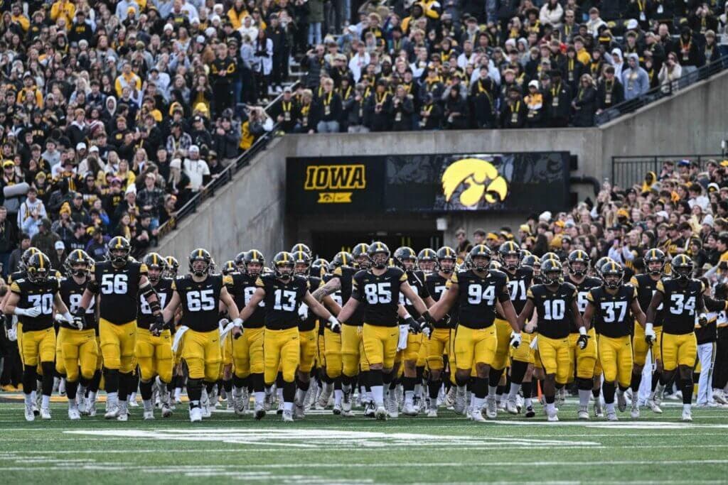 Five-star DE Iose Epenesa commits to Iowa: What Hawkeyes legacy's pledge means for 2025