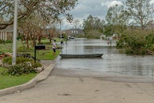 Calles inundadas en Kenner, Louisiana, el lunes