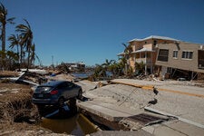 La carretera que conecta tierra firme y la isla de Matlacha, en el condado de Lee, Florida, quedó completamente destruida en octubre, tras la devastadora marejada causada por el huracán Ian.