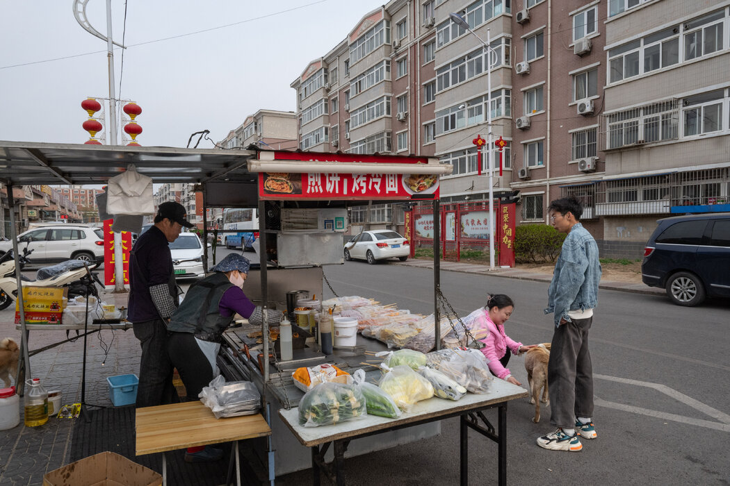 张家湾一个住宅小区外卖煎饼、油饼早餐的摊点，摄于今年4月。一些商贩抱怨说，政府会限制可以摆摊的区域，这给他们制造了更多的困难。