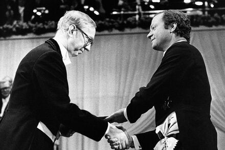 Dr. Bengt Samuelsson, left, received the Nobel Prize in Physiology or Medicine from King Carl XVI Gustaf of Sweden in 1982. He conducted decades of breakthrough research at the Karolinska Institute in Stockholm starting in the 1960s.