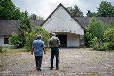 Visitantes en la entrada principal de la antigua villa de Joseph Goebbels cerca de Wandlitz, Alemania, en mayo.