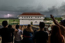 Visitantes en el canal de Panamá, corazón económico de Panamá