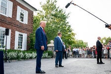 El expresidente Donald Trump fotografiado en Nueva Jersey el jueves, en su primera conferencia de prensa al aire libre desde el intento de asesinato ocurrido en Pensilvania el mes pasado