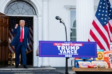 El expresidente Donald Trump utilizó una colección de artículos de supermercado como accesorios de utilería en una conferencia de prensa en su club de golf en Bedminster, Nueva Jersey, el jueves. 